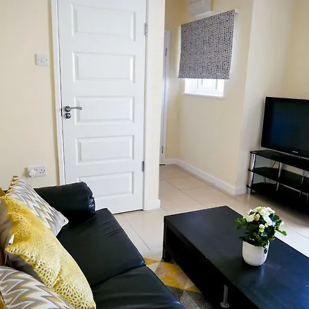 Apartment Newly Refurbished Modern 10 Minutes To *