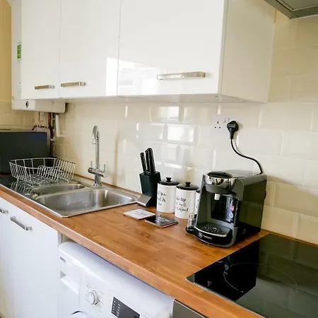 Newly Refurbished Modern 10 Minutes To