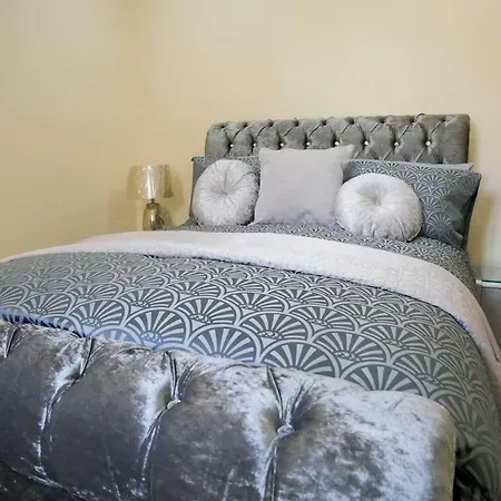 Newly Refurbished Modern 10 Minutes To Apartment Bristol