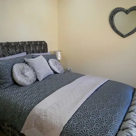 Apartment Newly Refurbished Modern 10 Minutes To