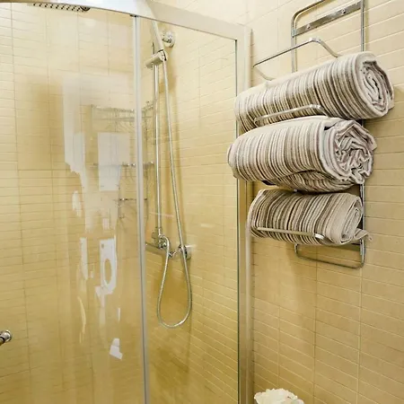 Newly Refurbished Modern 10 Minutes To *