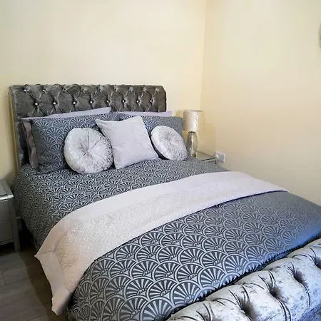Newly Refurbished Modern 10 Minutes To Apartment